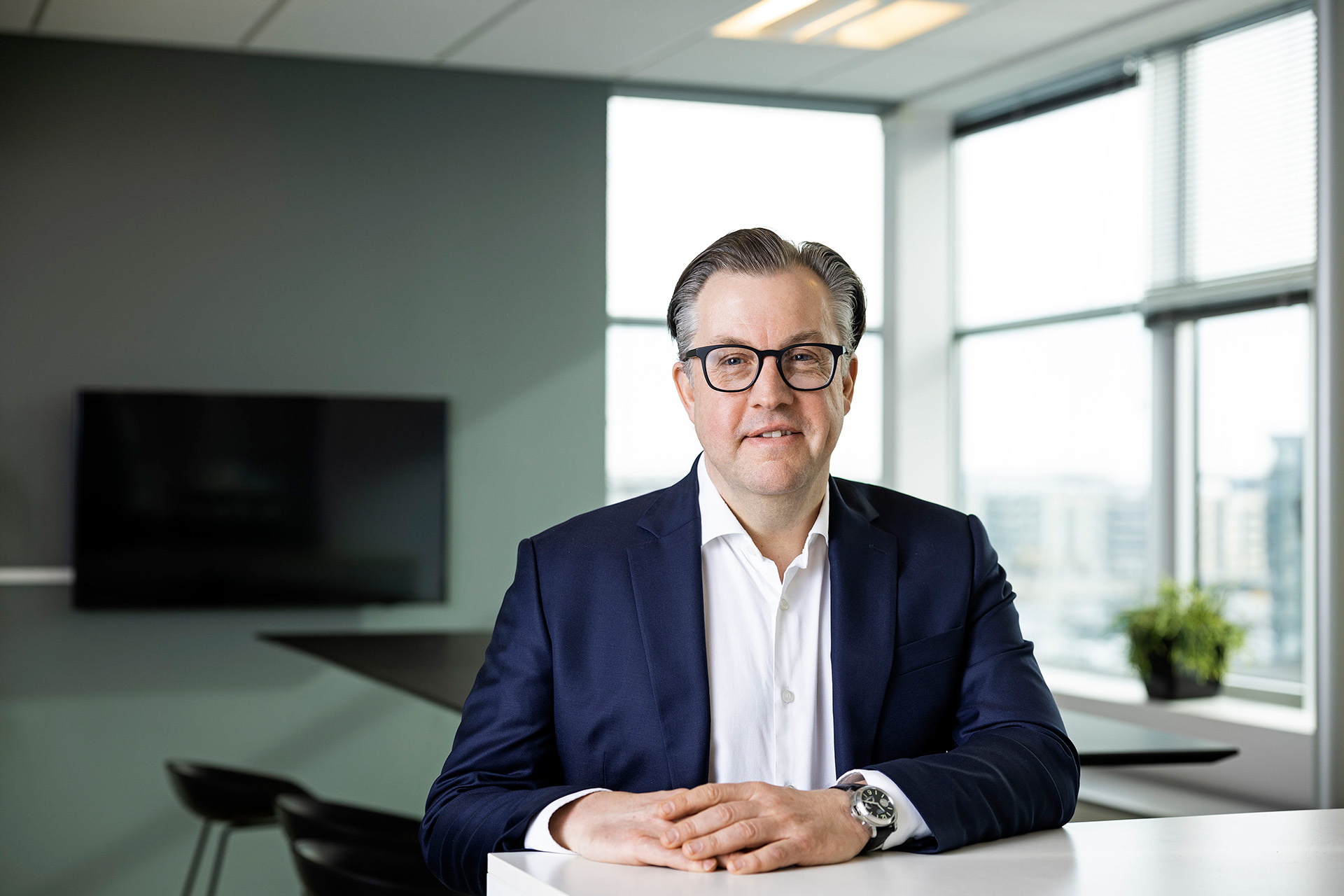 Lars Thomsen sidder ved skrivebord