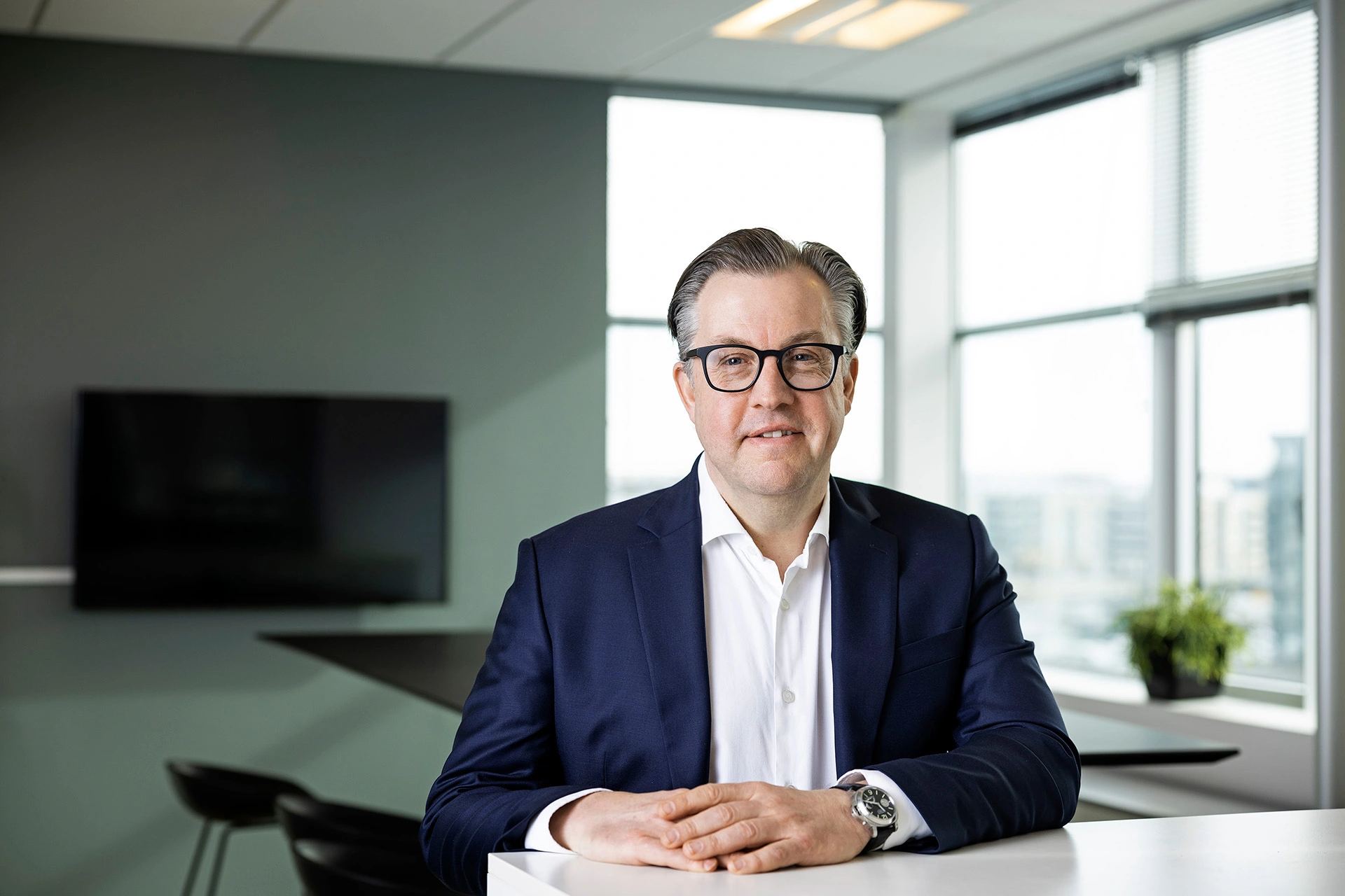 Lars Thomsen sidder ved skrivebord