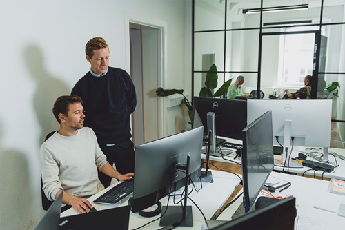 Lasse Stær Hoffmeyer snakker med en ansat på Famlys kontor