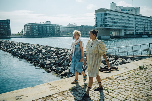 To kollegaer fra LB forsikring går en tur for at få en pause