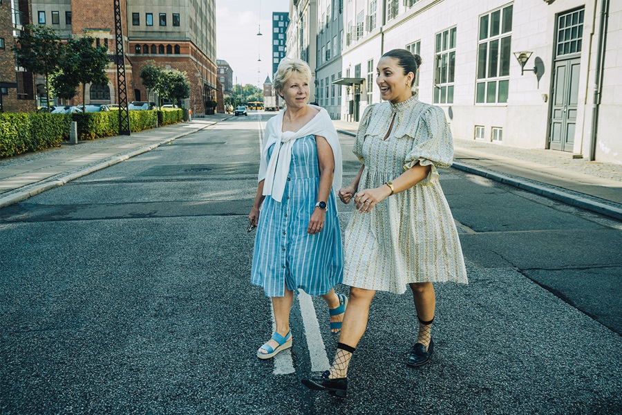 To kollegaer fra LB forsikring går en tur langs vandet for at få en pause