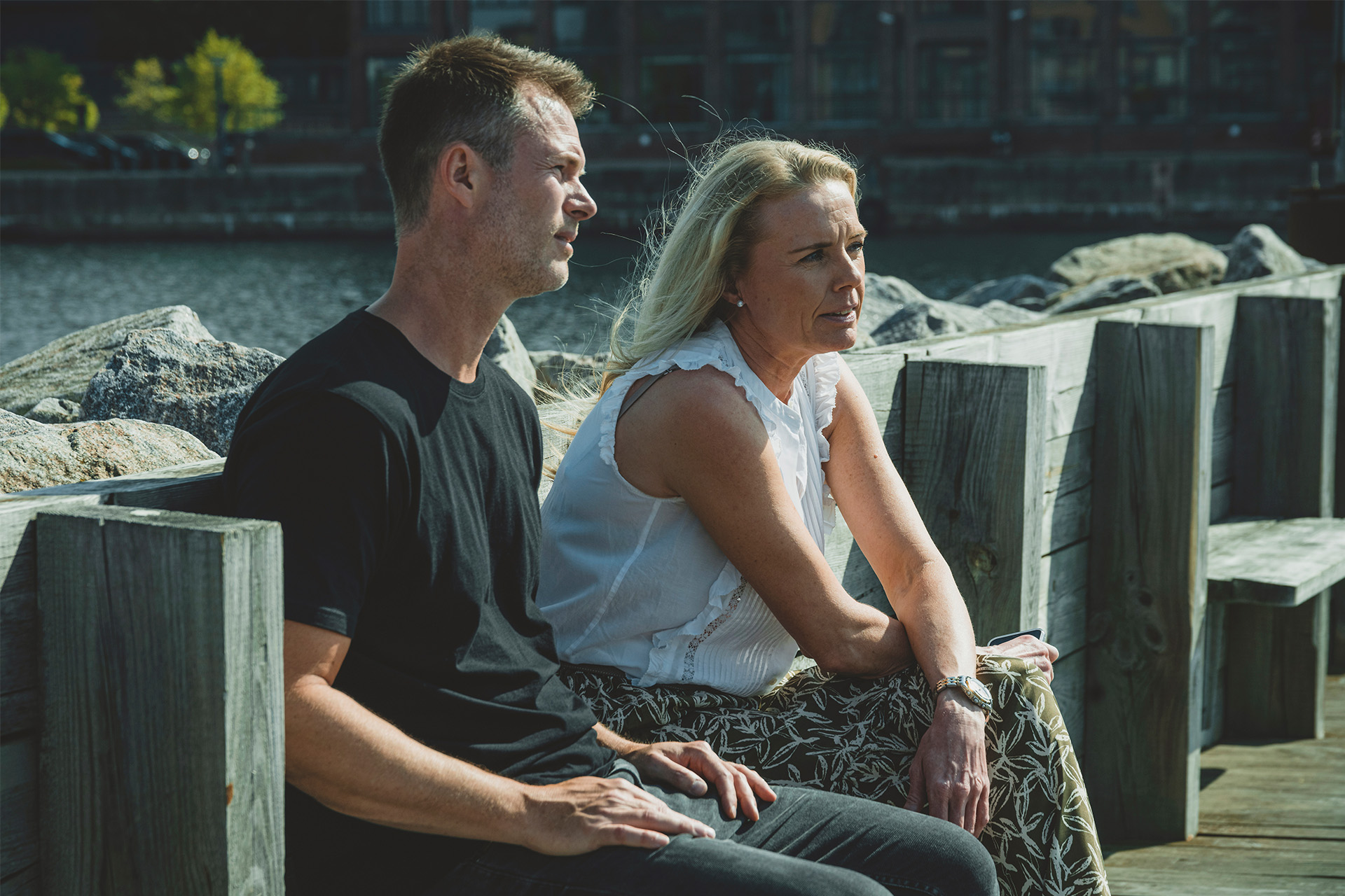 To kollegaer fra LB forsikring går en tur langs vandet for at få en pause