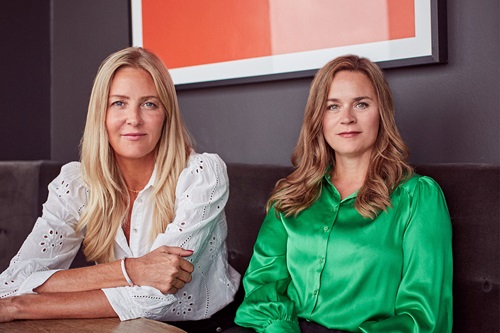 Louise Dinesen og Vibeke Lunding-Gregersen sidder i en sofa