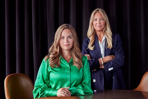 Louise Dinesen og Vibeke Lunding-Gregersen står foran et sort gardin