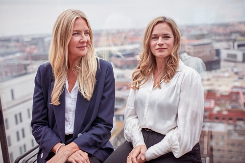 Louise Dinesen og Vibeke Lunding-Gregersen sidder foran et vindue