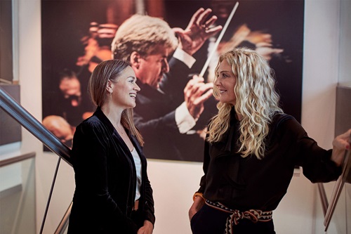 Louise Dinesen og Vibeke Lunding-Gregersen står på en trappe