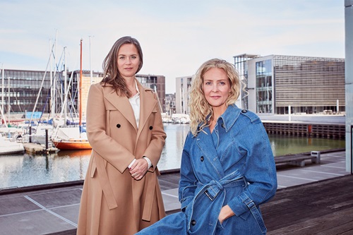 Louise Dinesen og Vibeke Lunding-Gregersen står på havnen