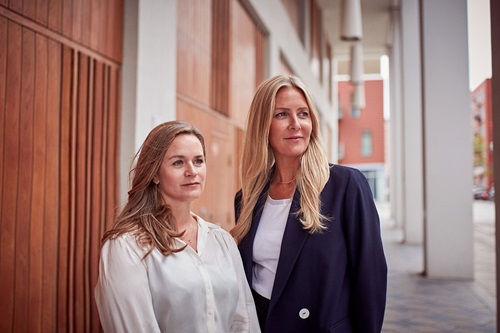 Louise Dinesen og Vibeke Lunding-Gregersen kigger mod udsigten