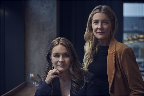 Lederhjerne værterne står ved siden af hinanden