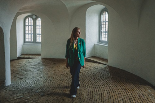 Jeannet Bursche går rundt i Rundetaarn
