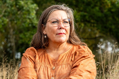 Lone Damsgård kigger ud mod horisonten