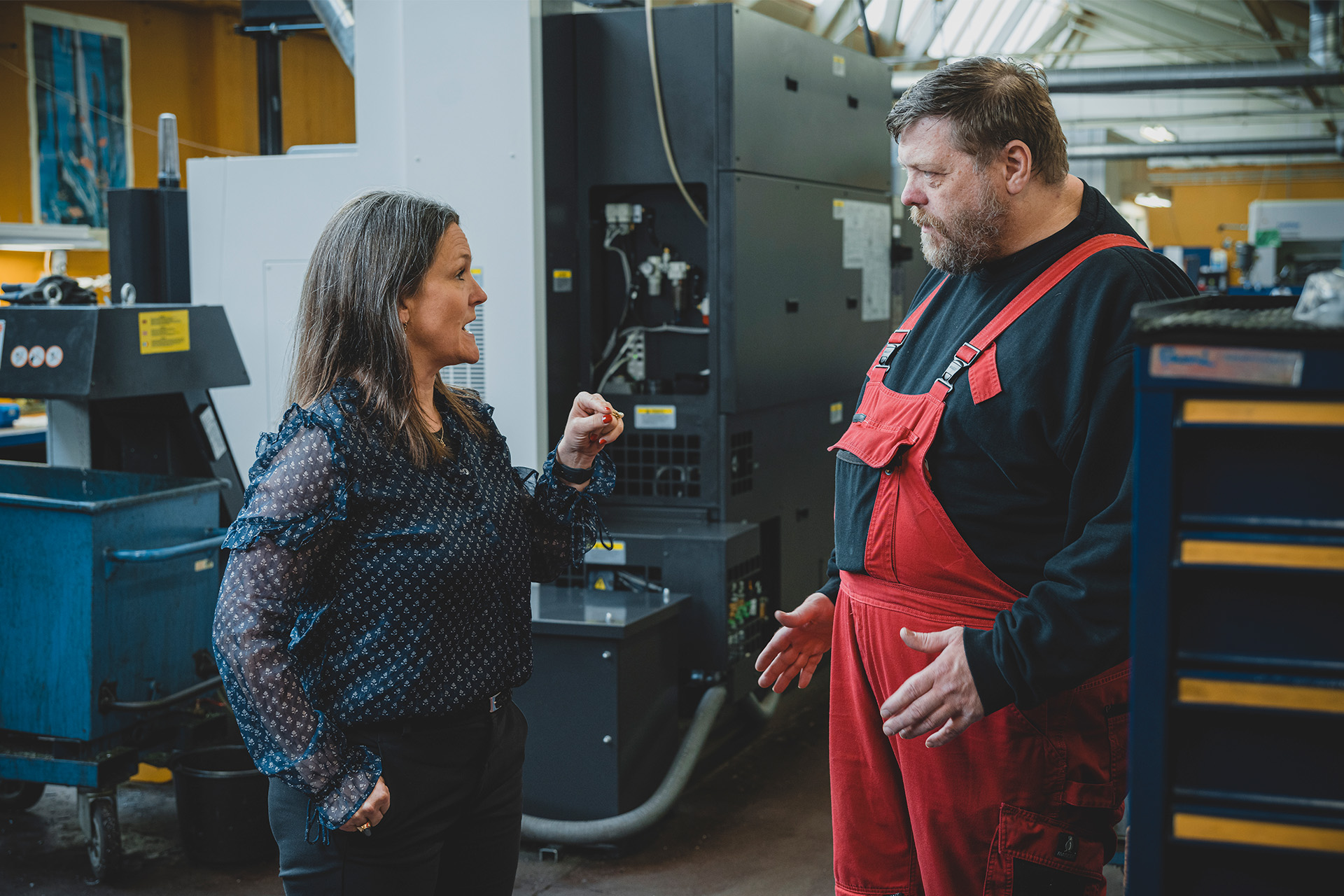 Lotte Bruun Jensen snakker med en medarbejder