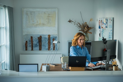 Louisa Loran arbejder hjemme foran sin desk setup