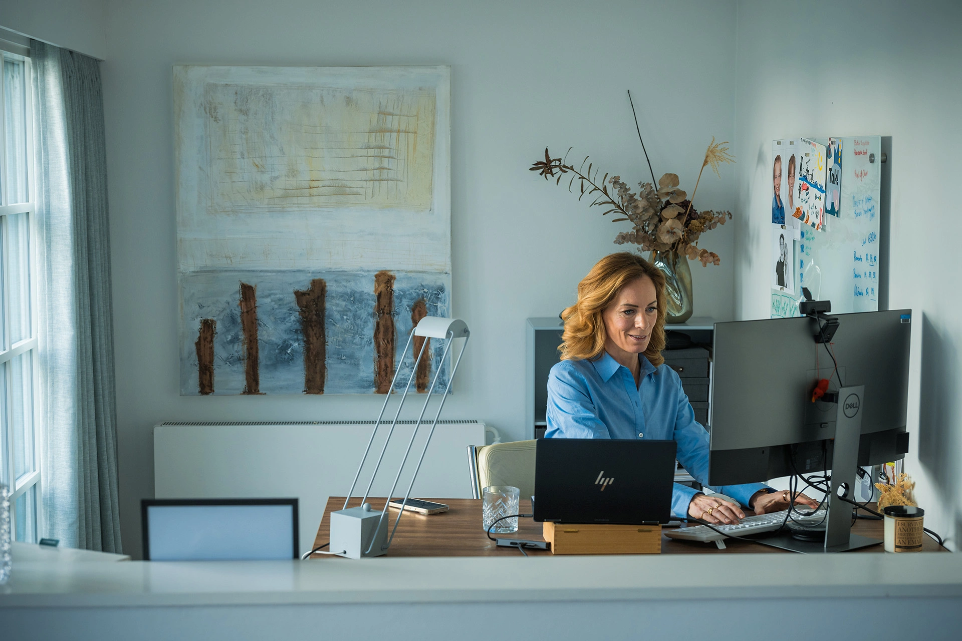 Louisa Loran arbejder hjemme foran sin desk setup