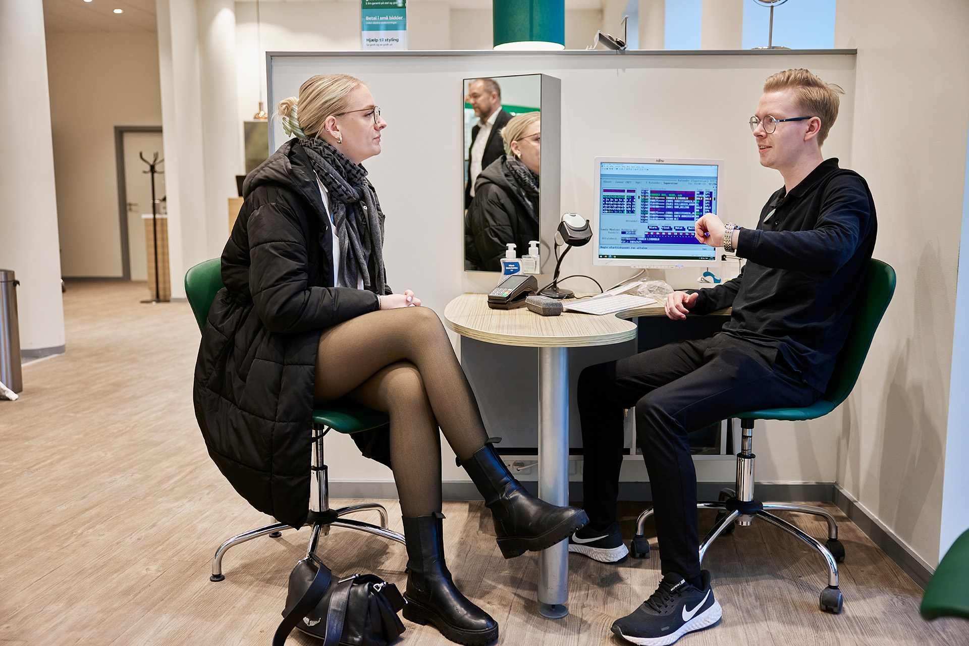 Medarbejder i Louis Nielsen hjælper kunde med at vælge briller