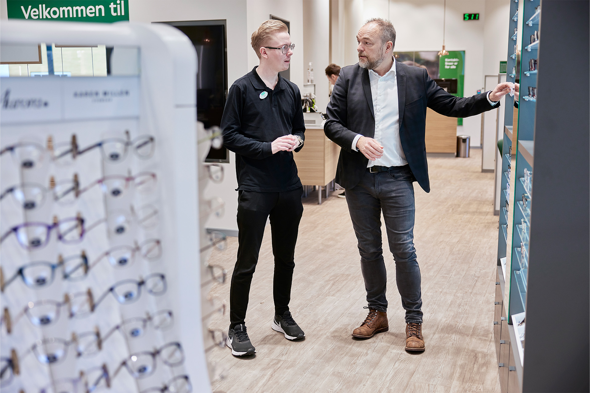 Mads Nygaard snakker med ung medarbejder i Louis Nielsen