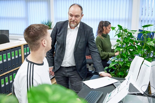 Direktør Mads Nygaard snakker med en ung medarbejder