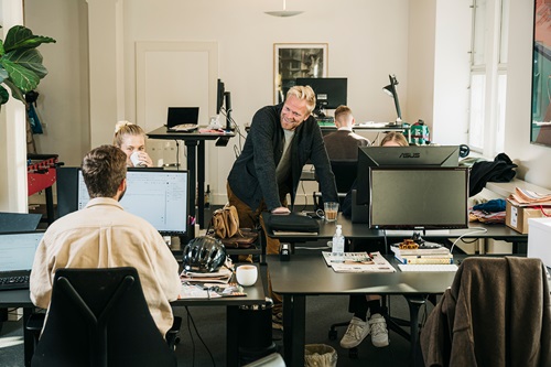 Mads Byder er direktør i Help PR Kommunikation og står lige nu med et stort dilemma