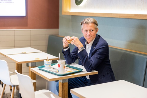 Mads Friis sidder og spiser burger på McDonalds