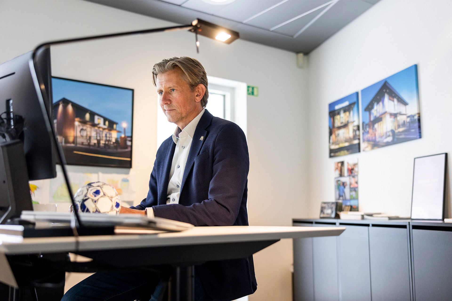 Mads Friis sidder ved sit skrivebord