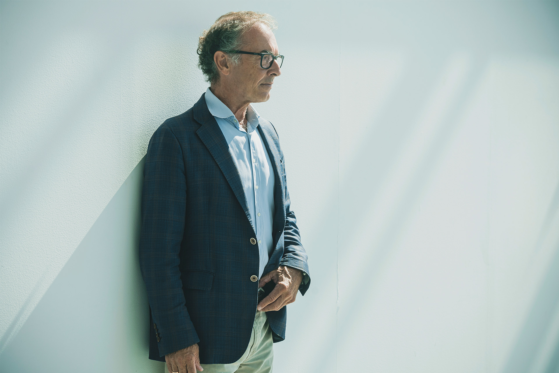 Mads Krogsgaard Thomsen står foran en væg og ser ud i horisonten