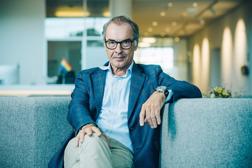 Mads Krogsgaard Thomsen sidder i en sofa og ser ind i kameraret