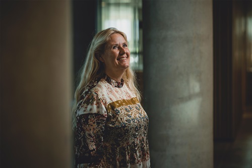 Marianne Foldberg Steffensen smiler og ser ud i horisonten