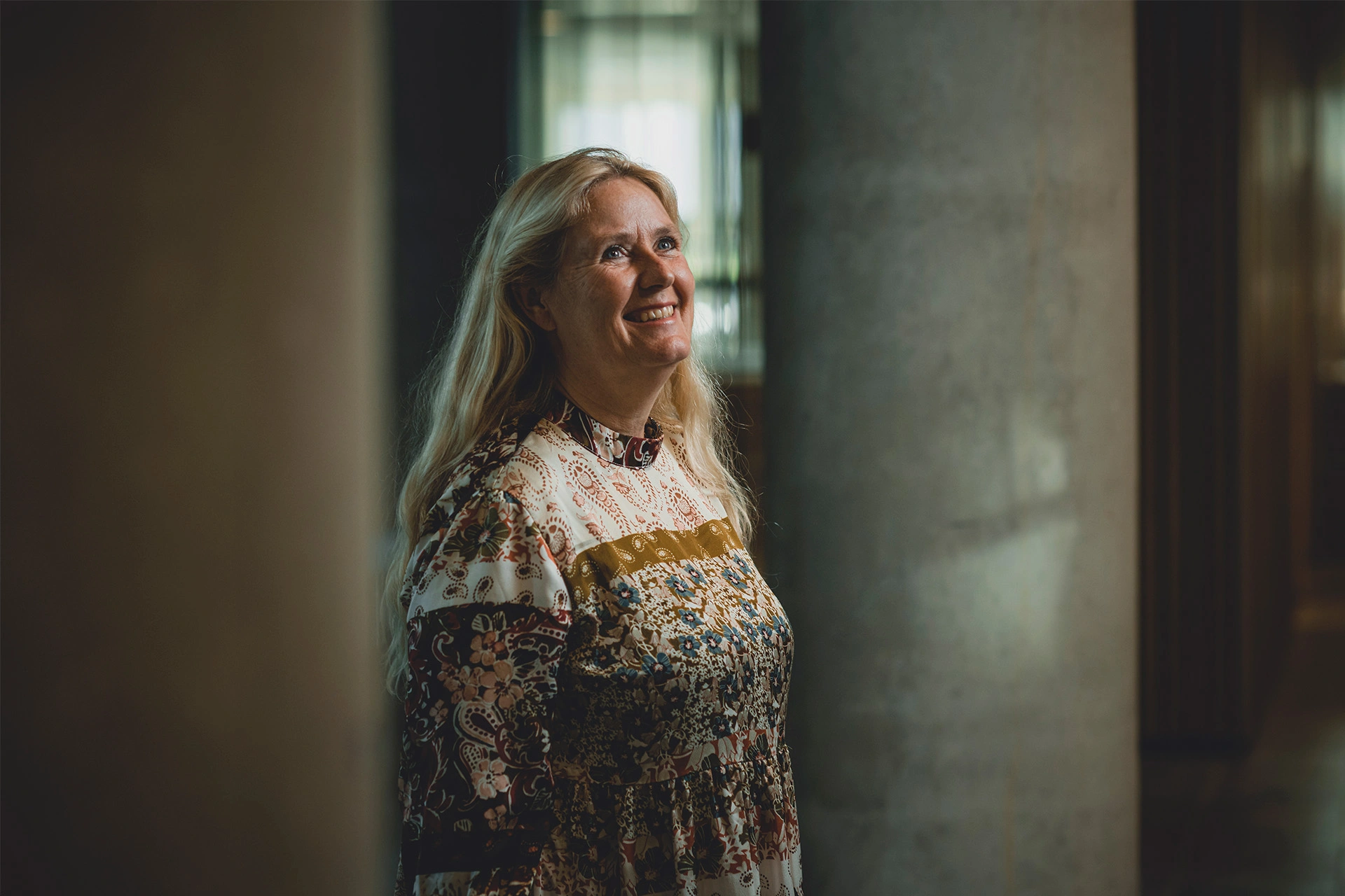 Marianne Foldberg Steffensen smiler og ser ud i horisonten