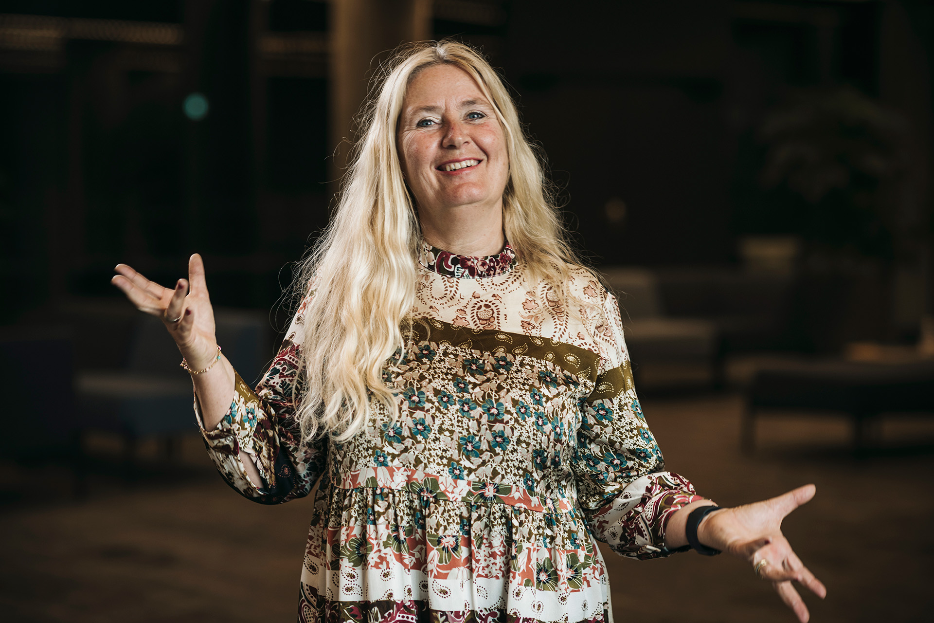 Marianne Foldberg Steffensen står og fagter med armene