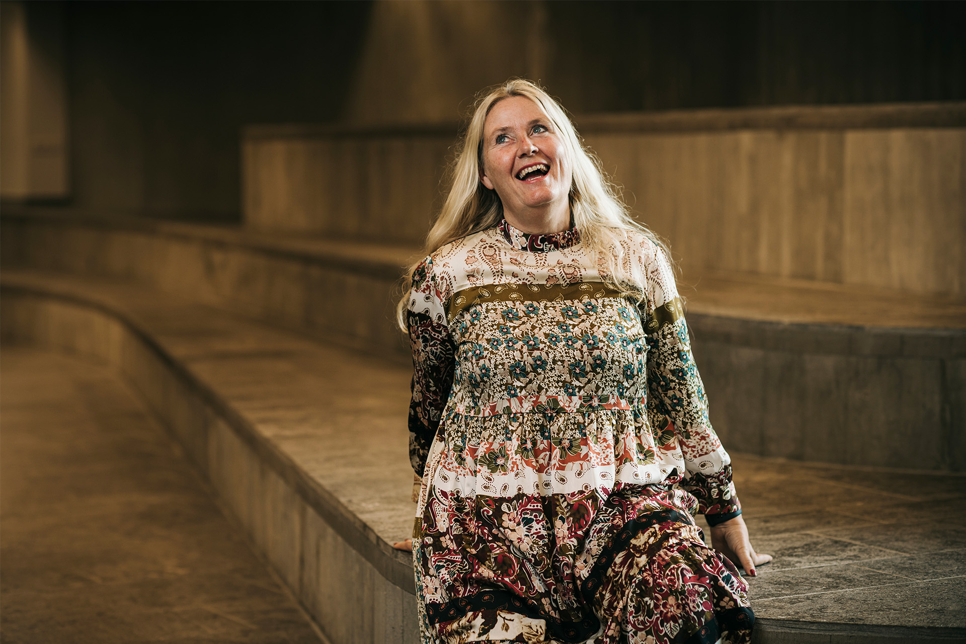 Marianne Foldberg Steffensen sidder og griner