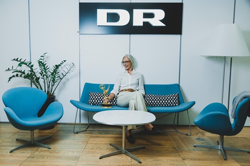 Maria Rørbye Rønn sidder på DR med sin Emmy award i hånden