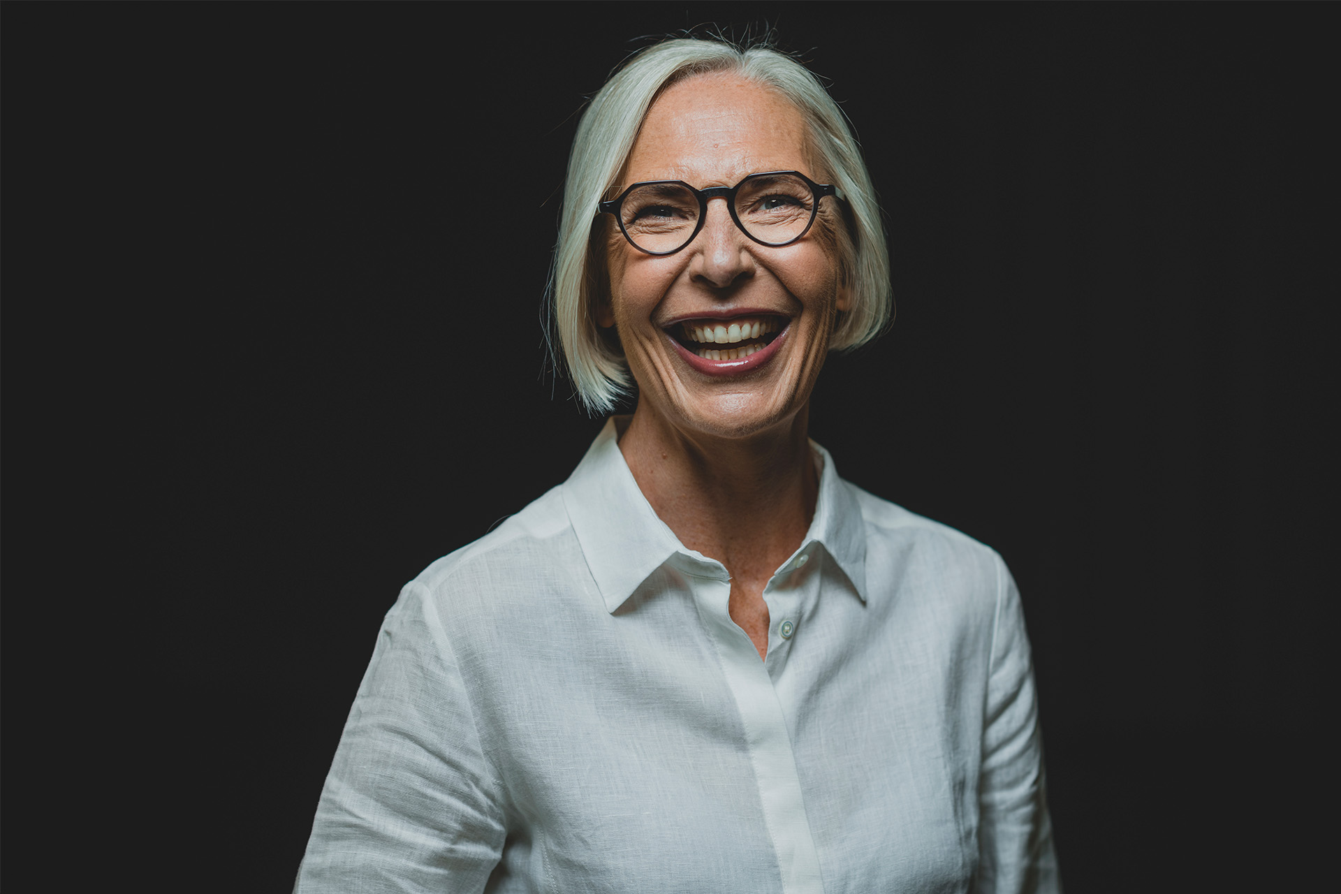 Portræt billede af Maria Rørbye Rønn, der griner