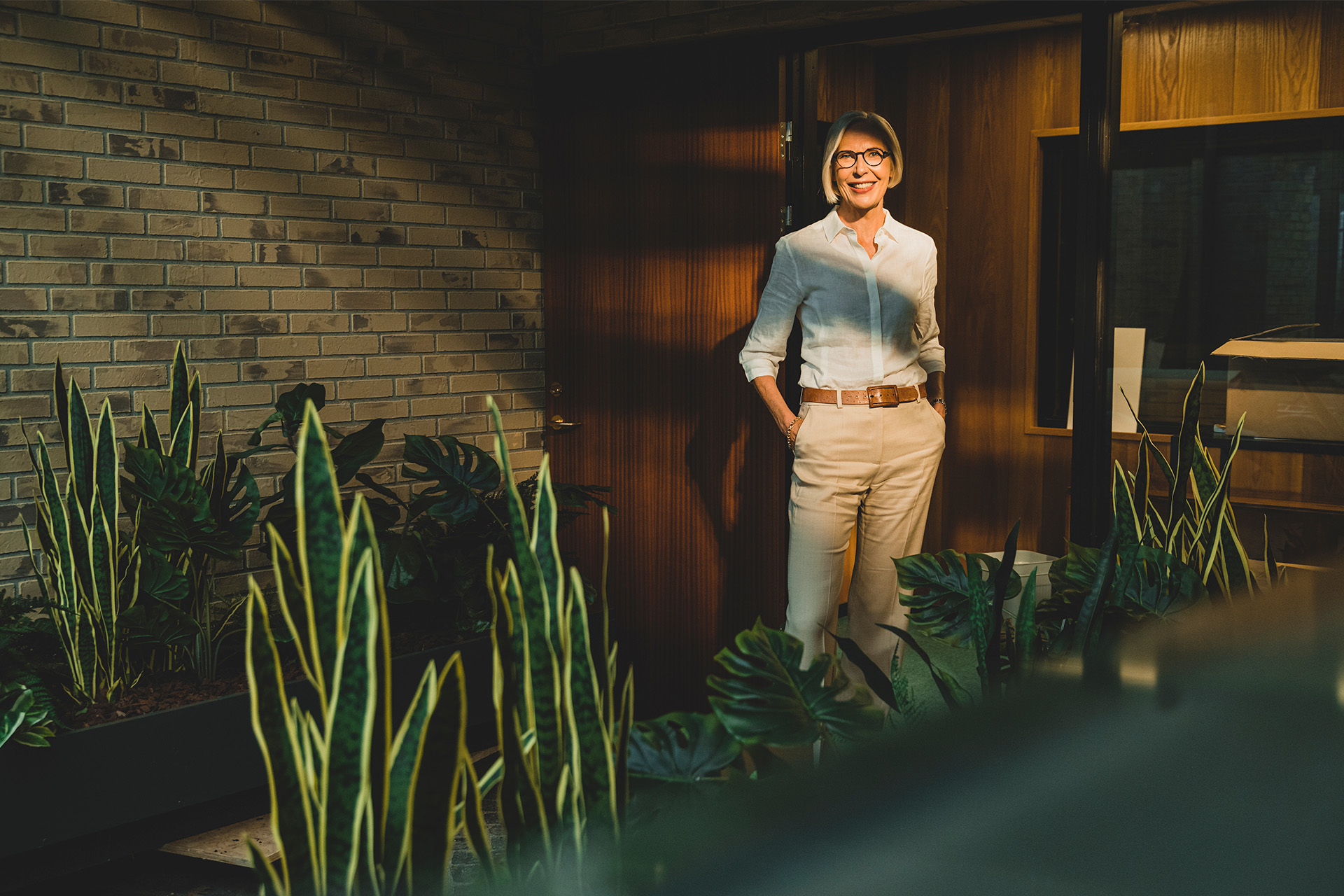 Maria Rørbye Rønn foran sit hus i solskin