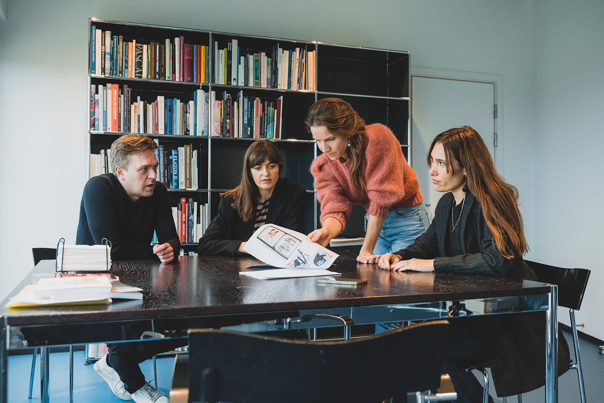 Marie Nipper står på et kontor og snakker med medarbejdere