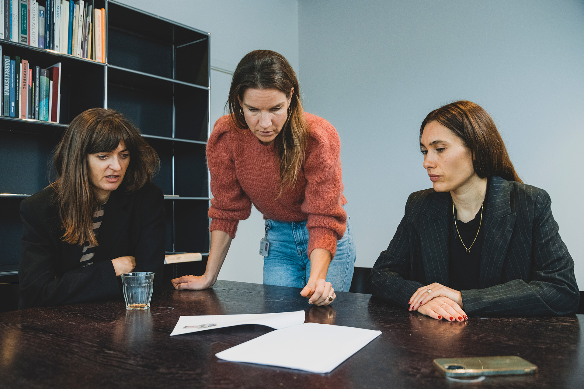 Marie Nipper står på et kontor og snakker med medarbejdere