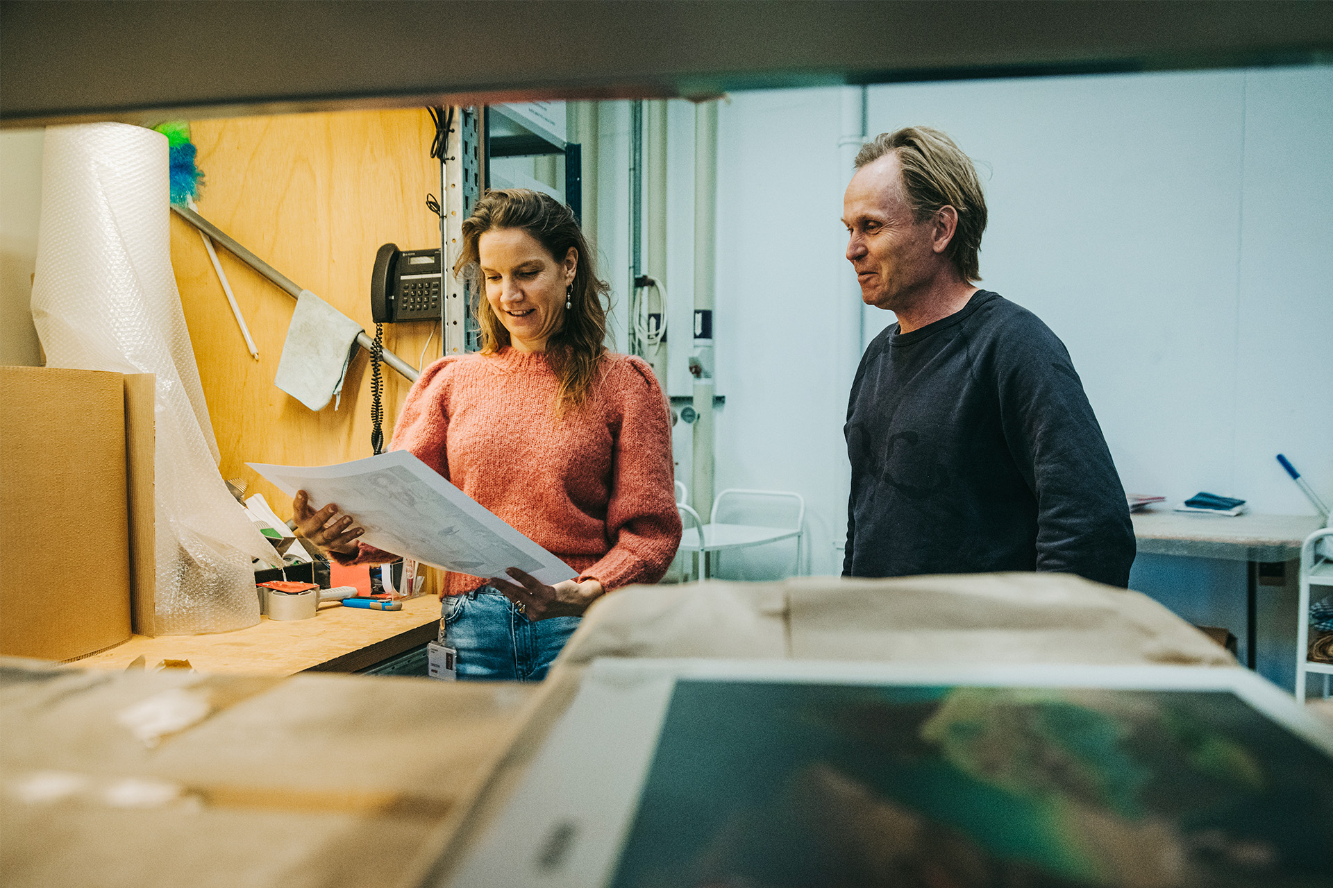 Marie Nipper snakker med medarbejder på ARKEN