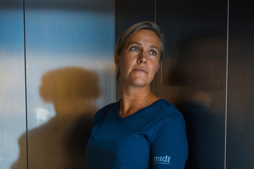 Marie Storkholm læner sig op ad en væg