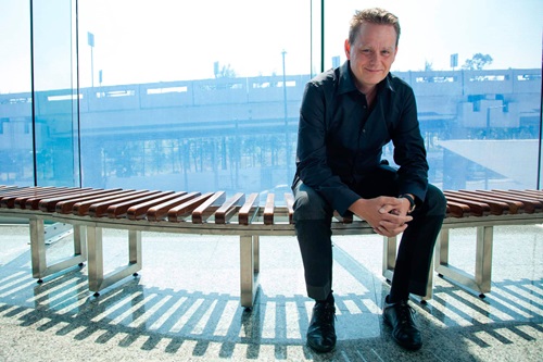 Martin Lindestrøm sidder på en bænk