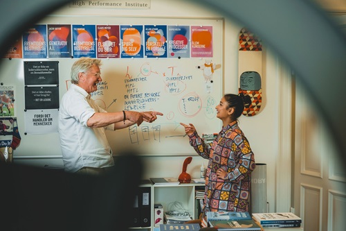 Allan Levann og Mina Akbari peger entusiastisk på hinanden 