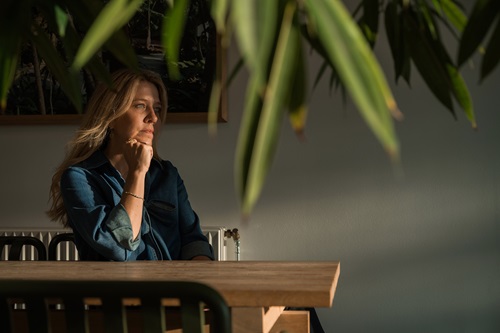 Mette Bertelsen Fredsgaard sidder på en stol og kigger ud af vinduet