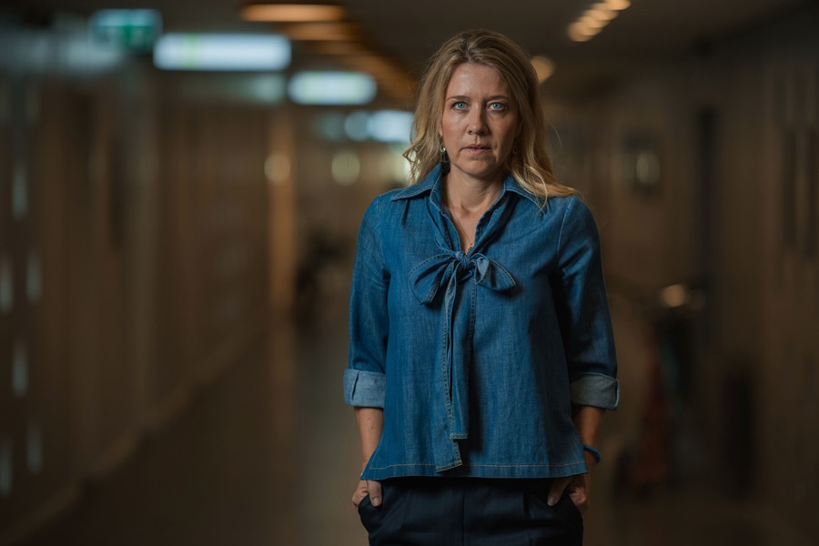 Mette Bertelsen Fredsgaard kigger ind i kameraet