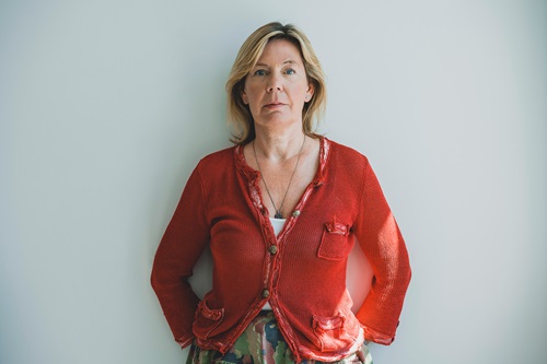 Mette Davidsen Nielsen står med ryggen mod en væg