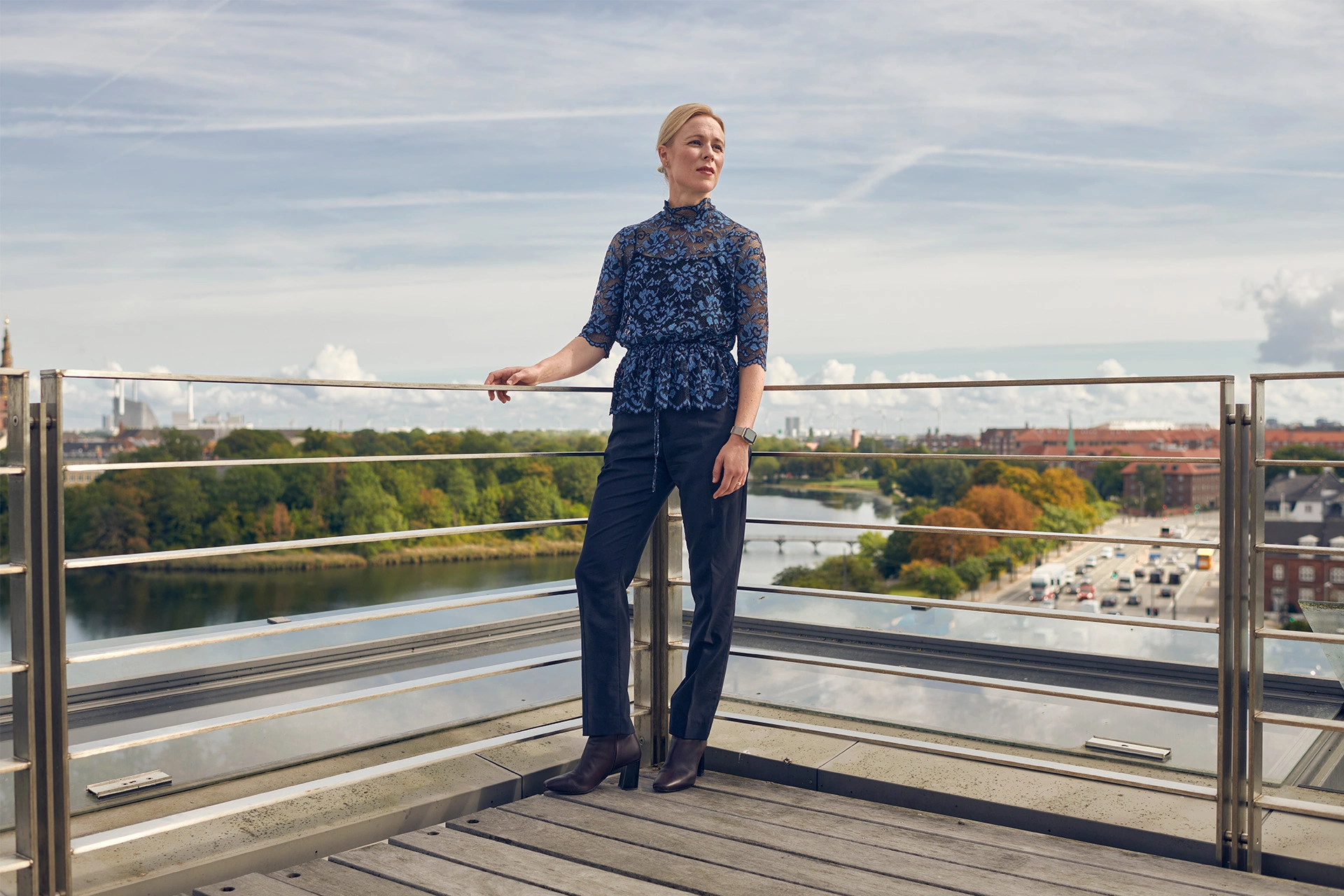 Erhvervsretoriker Mette Højen står på en balkon med udsigt over København