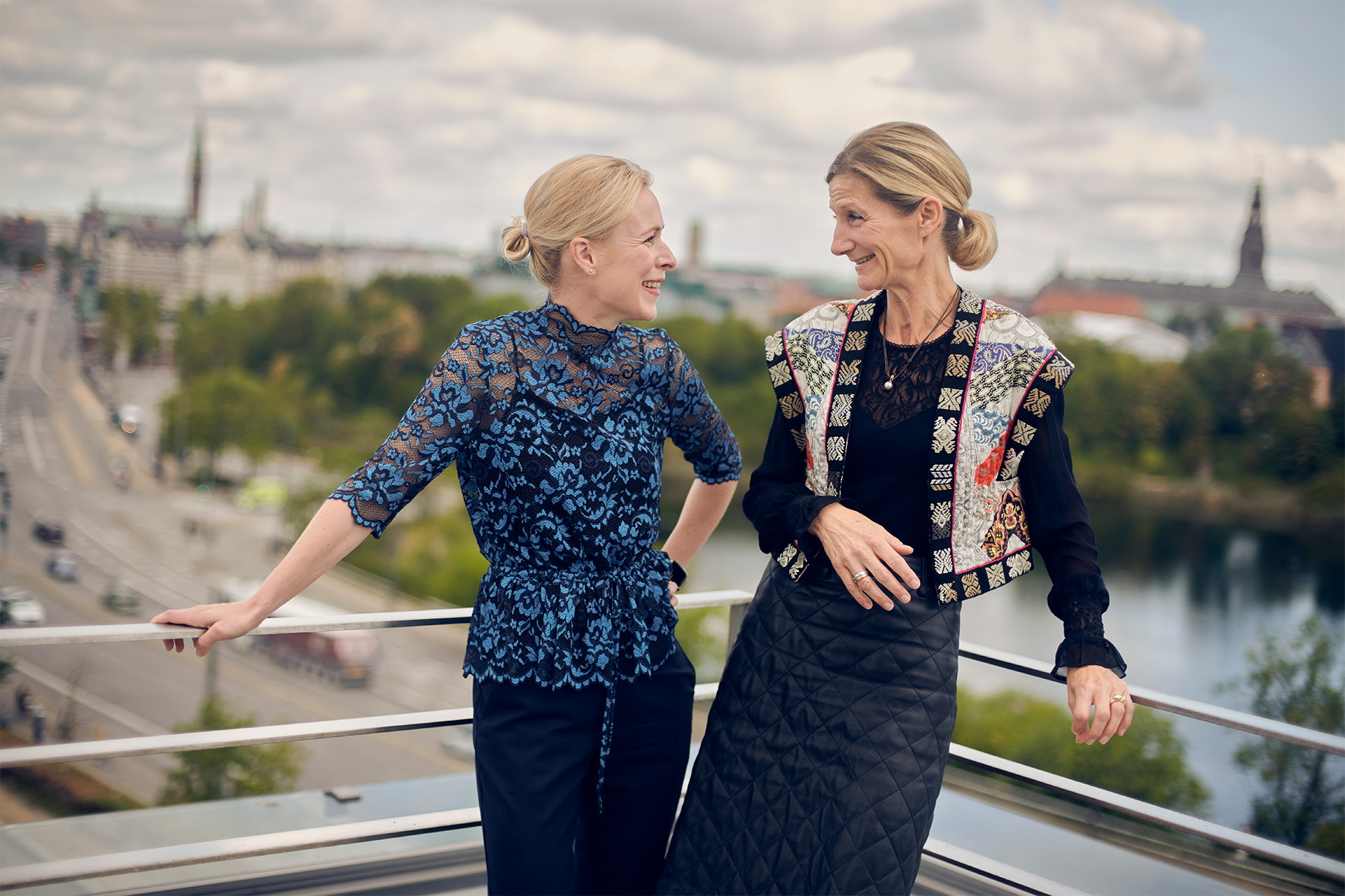 Erhvervsretoriker Mette Højen står med Mette Louise Kaagaard på en balkon med udsigt over København