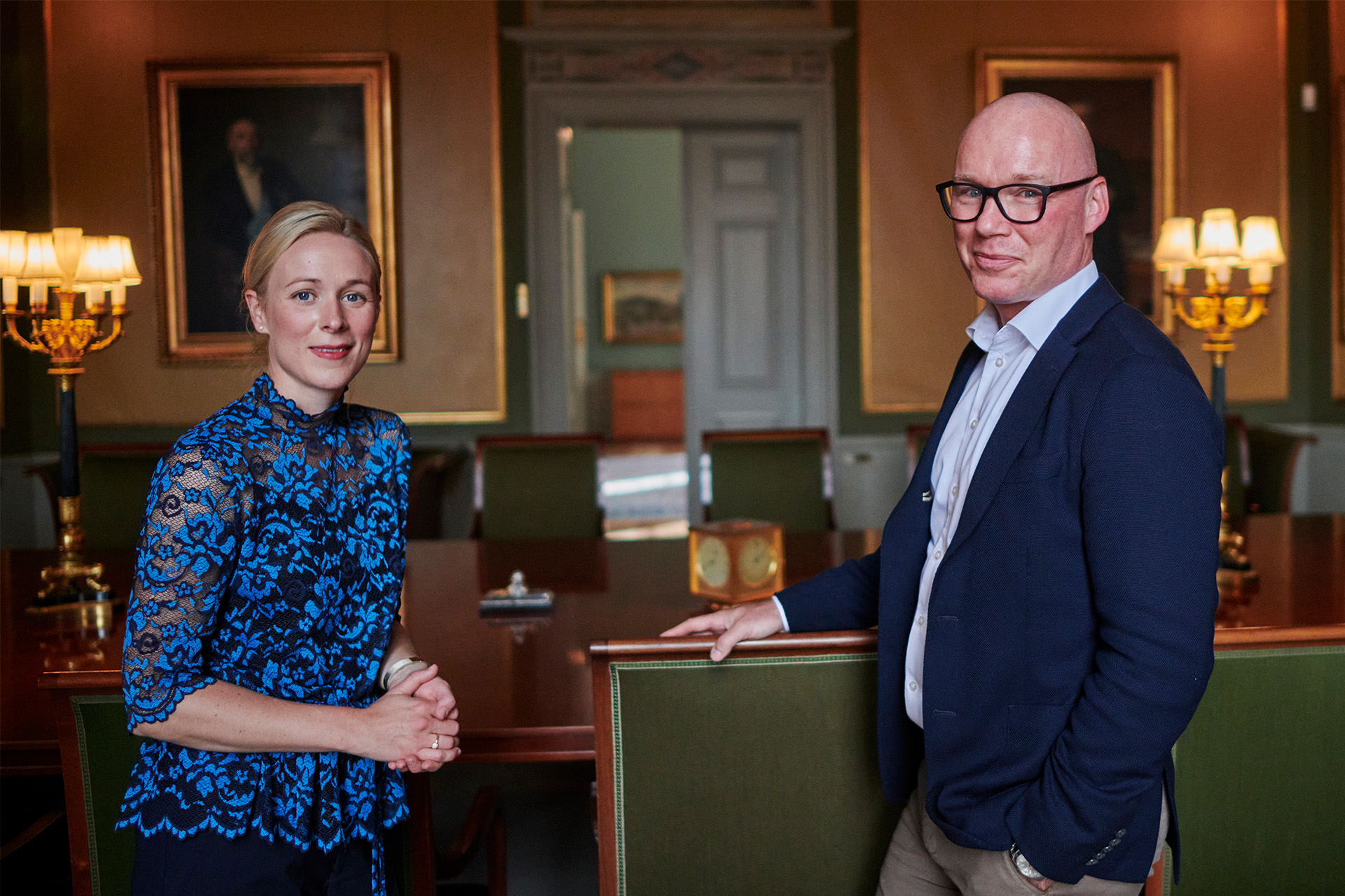 Erhvervsretoriker Mette Højen står med Torben Schmidt-Jensen på Danske Banks kontorer