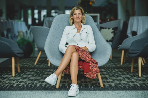 Mette Kaagaard sidder i en stol på Microsofts hovedkontor