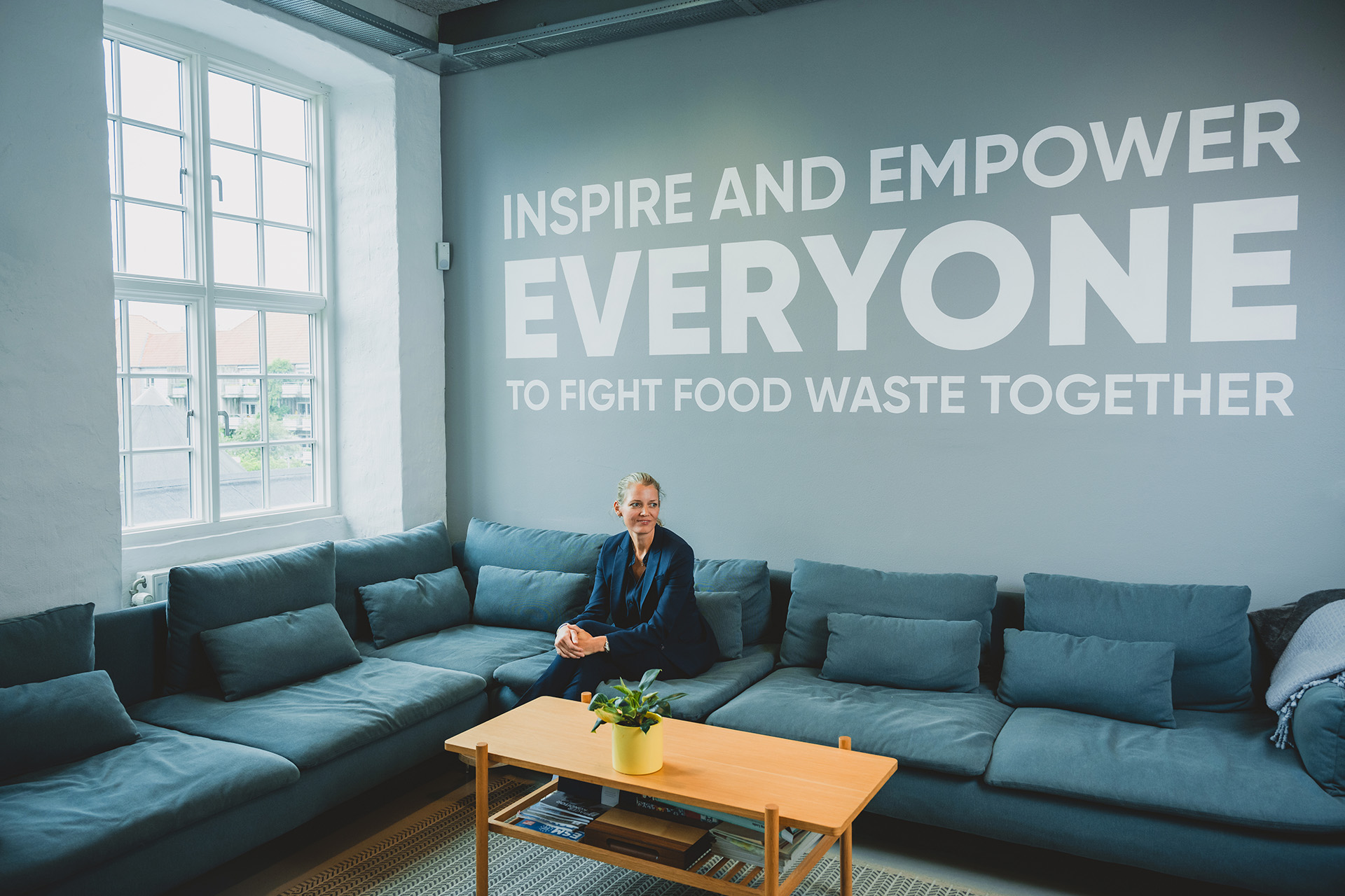 Mette Lykke sidder i en sofa på kontoret