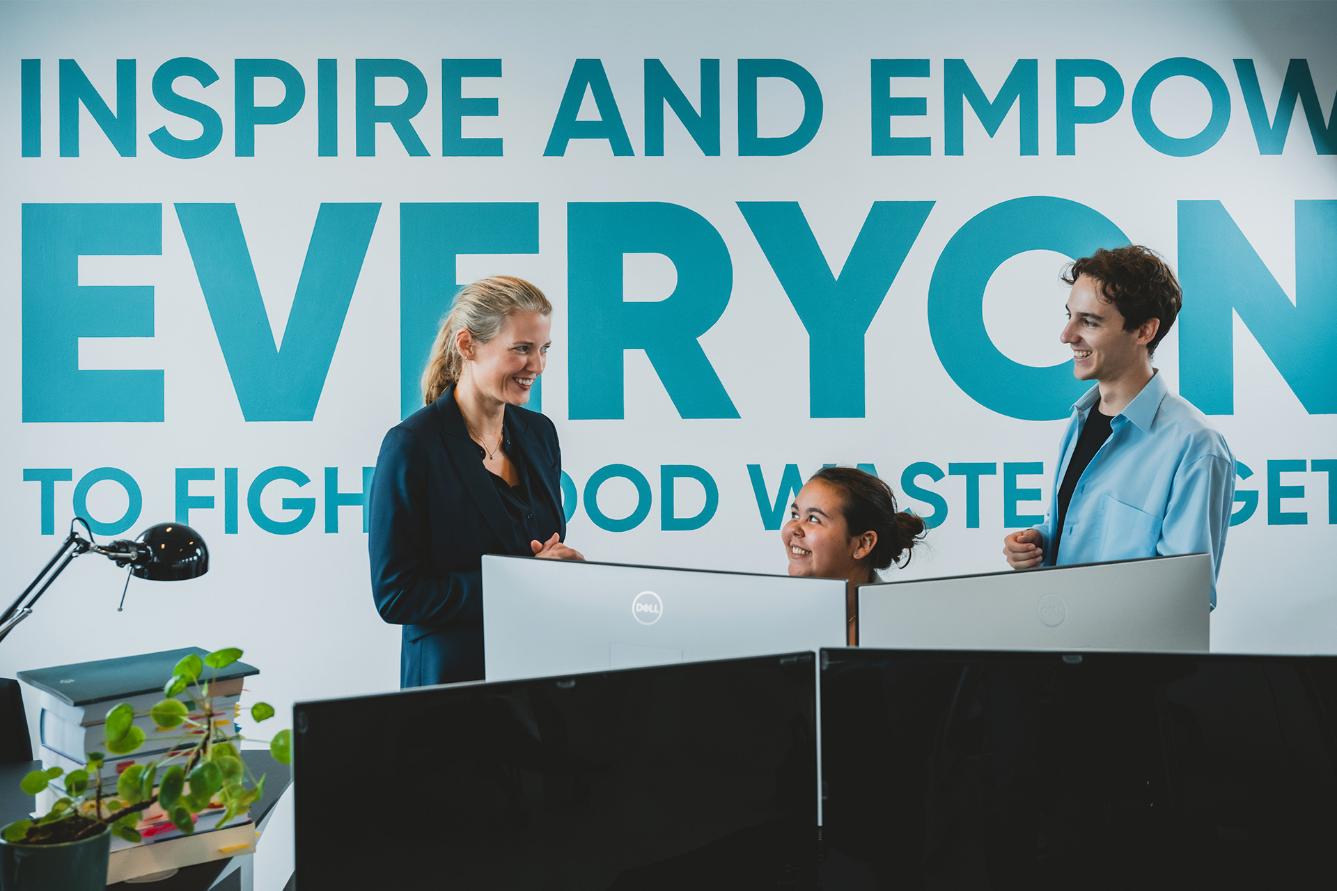 Mette Lykke snakker med kolleger