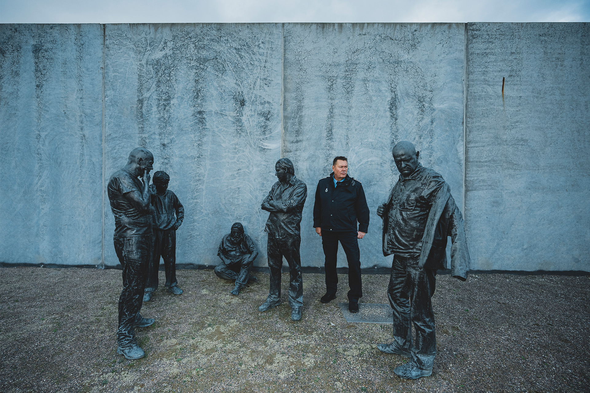 Michael Gjørup står ved skulpturen 'Doing Time', der er lavet af Claus Carstensen, og står ved Storstrøm Fængsel