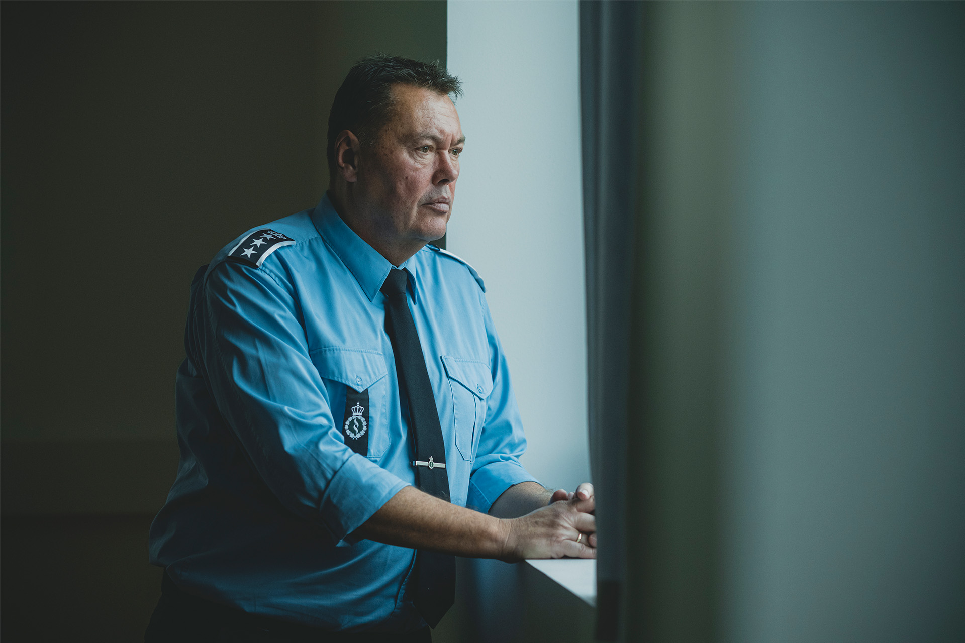 Michael Gjørup står og ser ud af vinduet